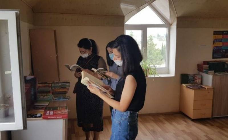مؤسسة الأوراسيا الإذربيجانية الدولية للصحافة تبدأ بتنفيذ مشروع مكتبة الشباب  الصور الفوتوغرافية Eurasia diary