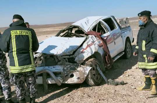 .5 إصابات بتدهور مركبة على طريق الأزرق...صور