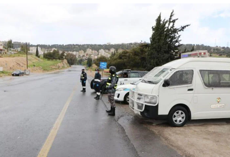 ارتفاع معدل الإصابات يعيد الحظر الشامل وينذر بتعليق استحقاقات وطنية