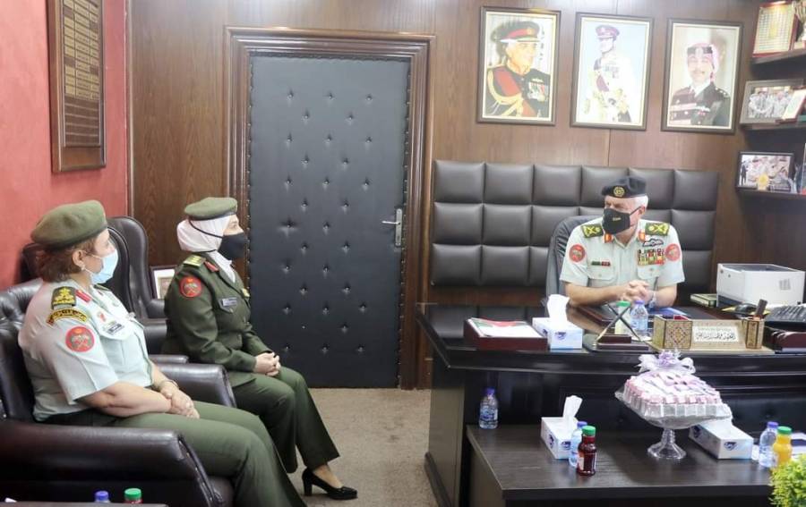 رئيس هيئة الأركان يزور إدارة شؤون المرأة وقيادة الموسيقات