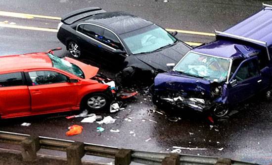 4 اصابات بتصادم 3 مركبات في اربد