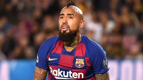 فيدال: إدارة برشلونة سبب الكارثة.. والتبادل جنون