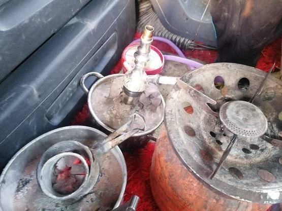 ضبط سائق يدخن الأرجيلة داخل المركبة