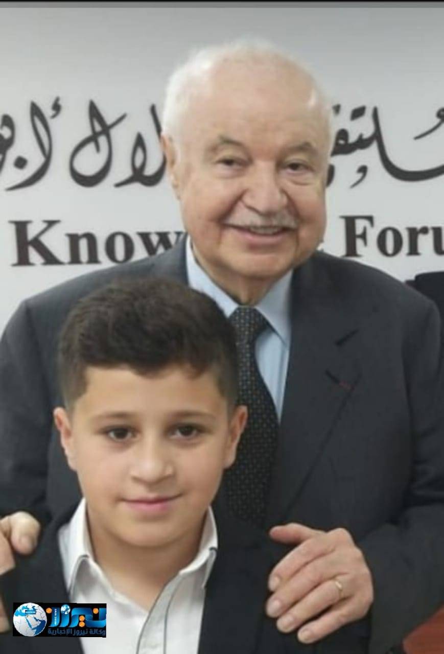 هاشم يحصل على شهادة المذيع الرقمي الصغير من  أبو غزالة