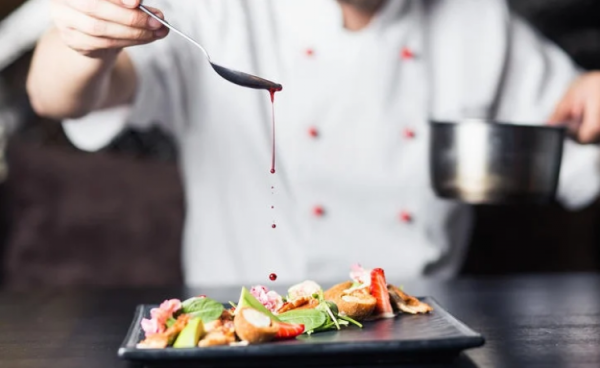 إصابة شيف بكورونا تحرم 300 مواطن من فك حجرهم بأحد فنادق عمان