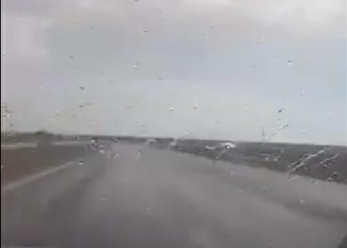 تساقط للأمطار بالقرب من  مدينة الحجاج في معان...فيديو