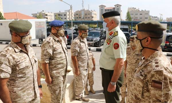 رئيس هيئة الأركان المشتركة يزور مديرية الحرب الإلكترونية وجمعية الملكة رانيا العبدالله