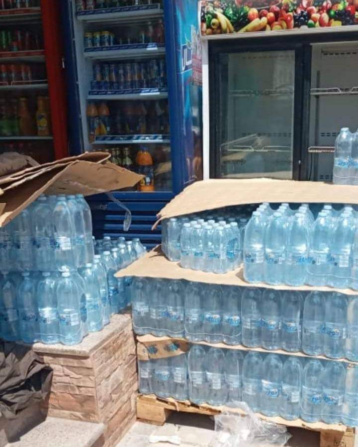 سلطة العقبة تتلف عبوات مياه معروضة تحت اشعة الشمس.