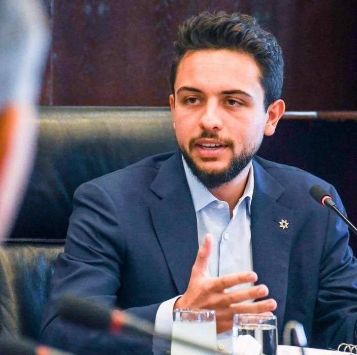 ولي العهد الأمير الحسين يتصل بالفنان الصقار ويطمئن عليه