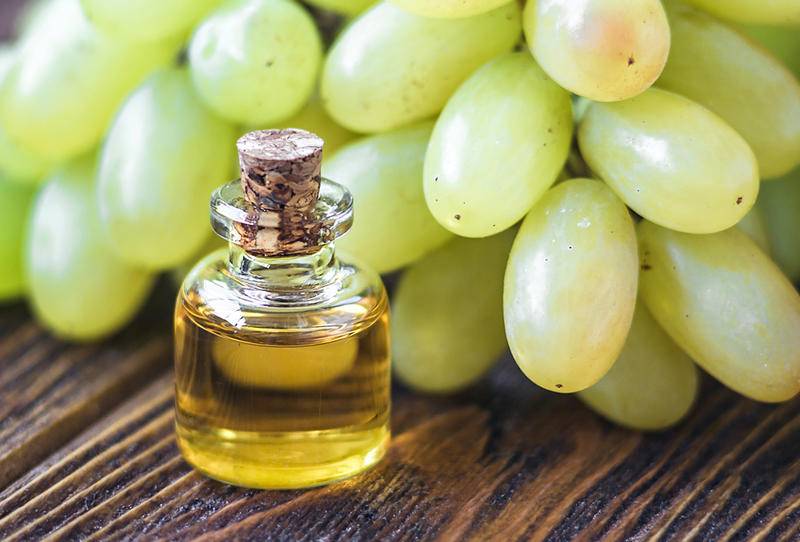 اليكِ فوائد زيت بذور العنب لجمال شعرِك