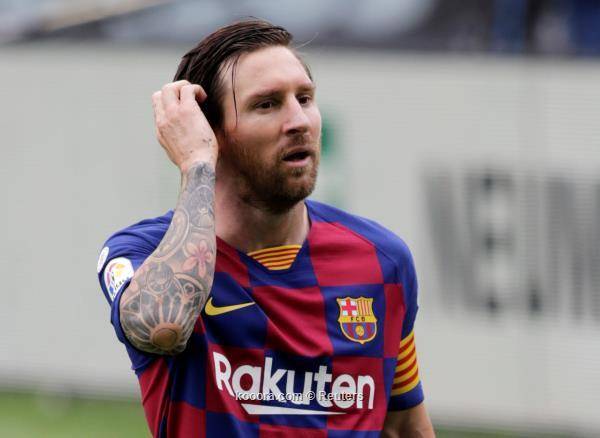 ليونيل ميسي يفكر بالبقاء في برشلونة