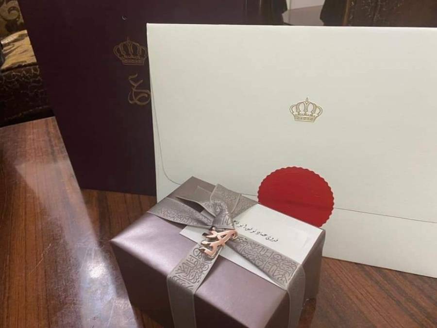 الملك يرسل هدية للطالبة فدوى ابو قاعود لحصولها على معدل 100٪ في العقبة