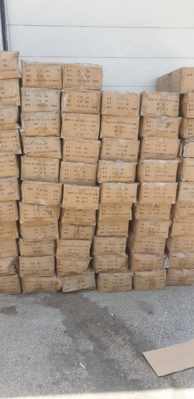 الجمارك تحبط تهريب شاحنة محملة بالالبسة والاحذية على الطريق الصحراوي... صور