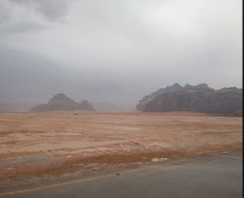 سُحب رعدية وزخات مطرية بالعقبة