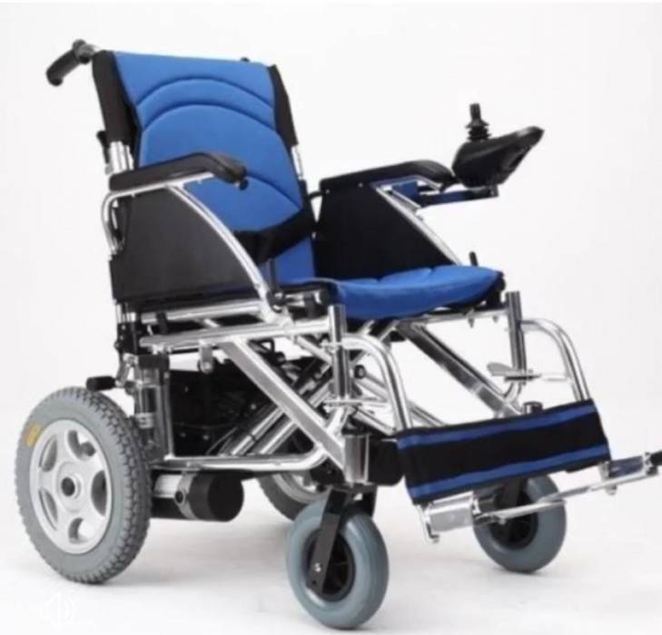 فتاة  مصابة بشلل دماغي ومقعدة تطلب المساعدة بتوفير كرسي متحرك.