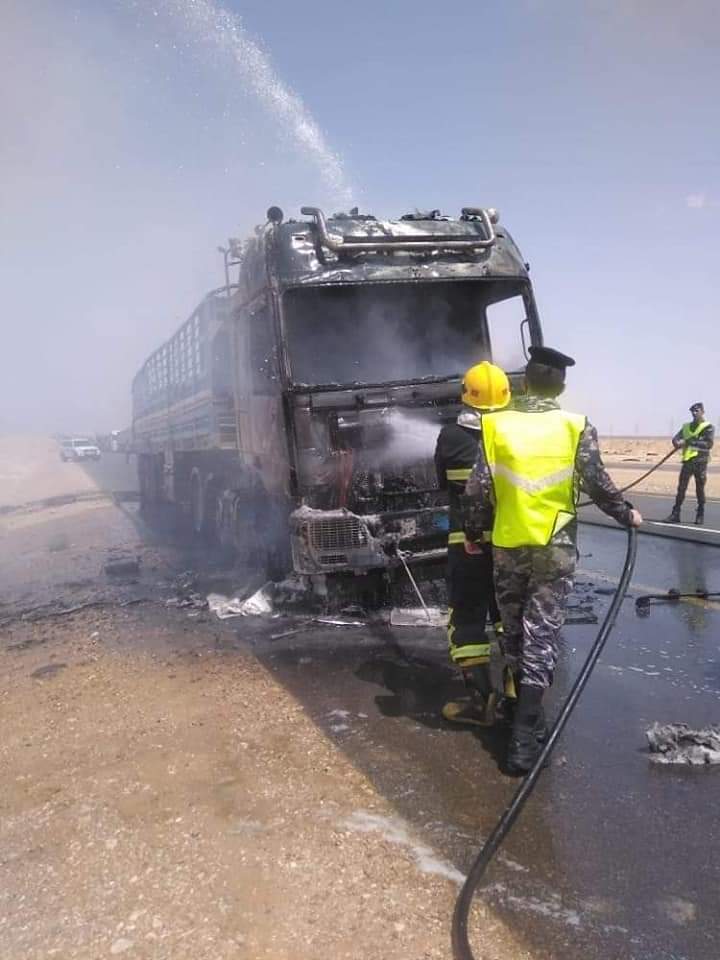 اشتعال شاحنة على الطريق الصحراوي