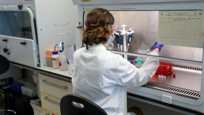 صدمة تؤخر الإعلان عن لقاح فيروس كورونا .. تعليق تجربة جامعة أكسفورد بعد مرض أحد المشاركين