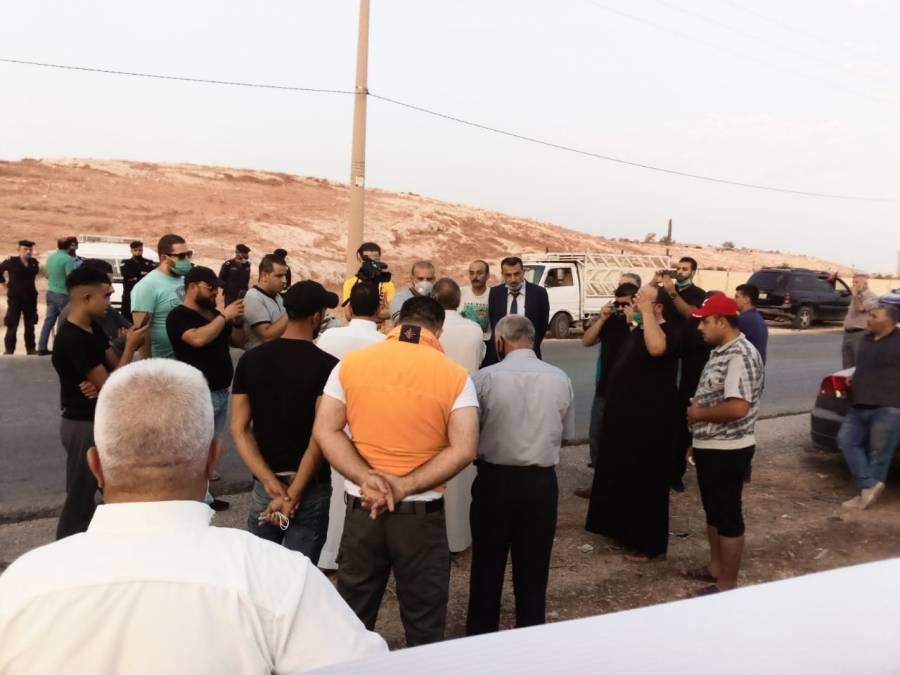 وقفة احتجاجية في  اربد لمطالبة وزارة الأشغال لتوسعة شارع وادي تقبل....صور