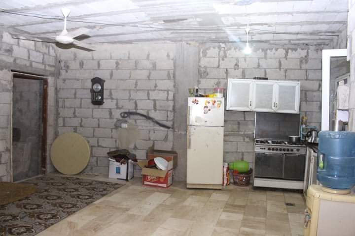 متطوعي فريق نسمة خير يعيدون ترميم أحد منازل الأسر العفيفة في العاصمة.... صور