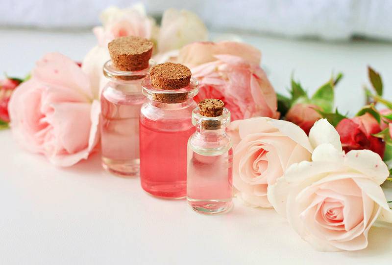 صناعة عطر الورد بالمنزل... تفاصيل