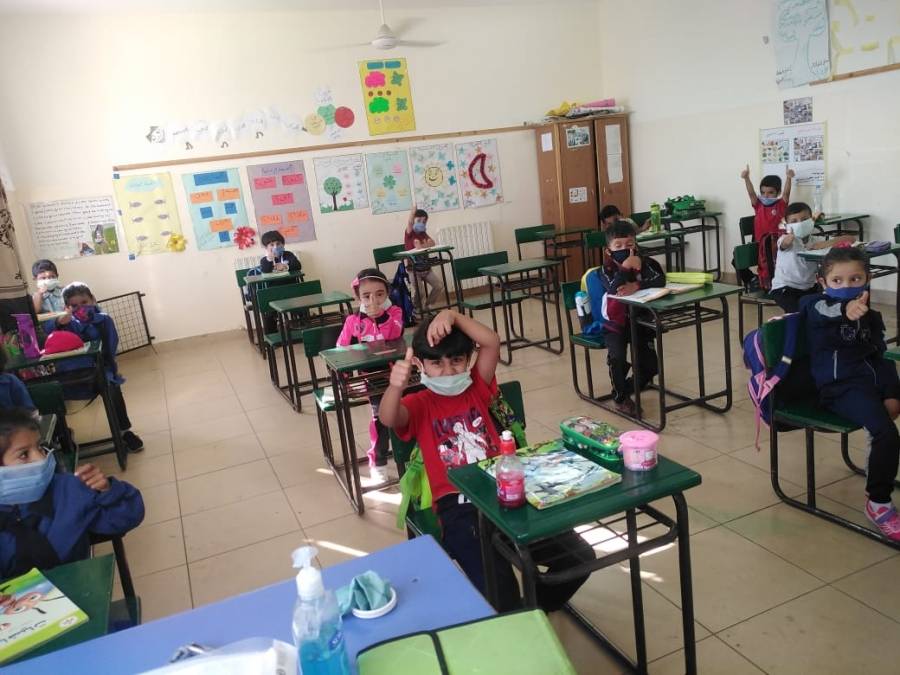 جهود استثنائية من المعلمة الصوالحة لحماية طلبتها...صور