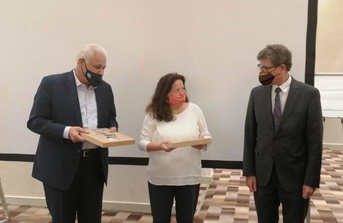 العمل تتسلم المنهاج التدريبي لرعاية الأطفال