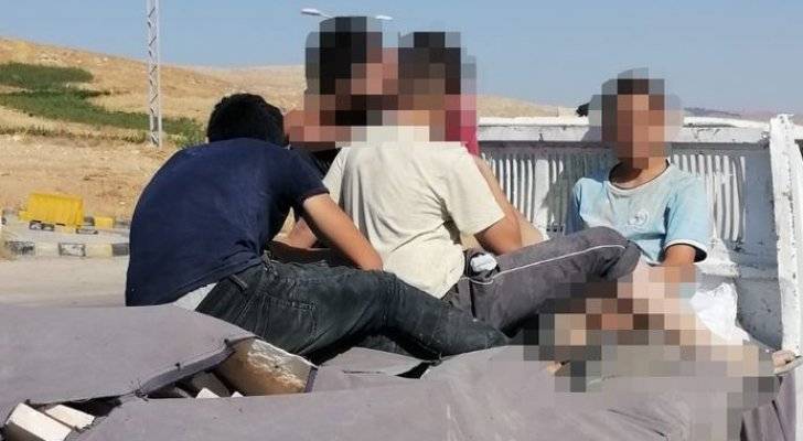 ضبط سائق مركبة شحن يقوم بتحميل الركاب في الزرقاء