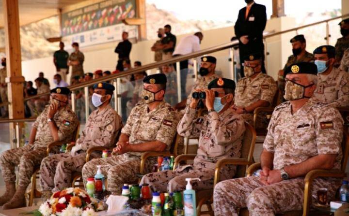 رئيس هيئة الأركان المشتركة ونظيره الإماراتي يتابعان تمريناً عسكرياً