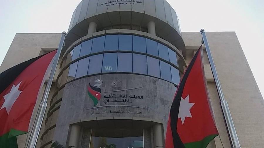 المستقلة للانتخاب تزيل عددا من لوحات الدعاية الانتخابية المخالفة