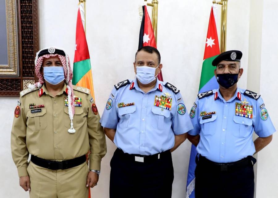 الحواتمة يكرم ضباط متقاعدين برتبة لواء