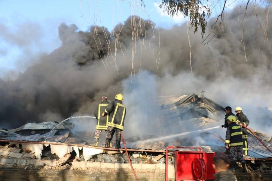الدفاع المدني يخمد حريق مصنع اجهزة كهربائية في الزرقاء...صور .
