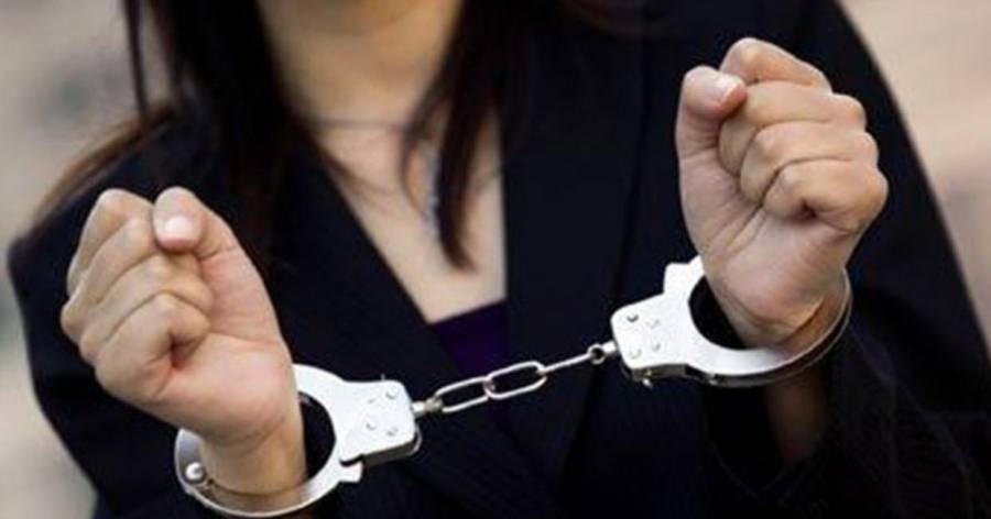 القبض على فتاتين سرقتا أساور ذهب من سيدة