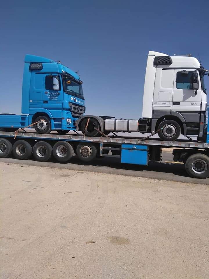 الدوريات الخارجية تضبط تريلا ترتكب مخالفة زياده ارتفاع المركبه بحمولتها على (420)سم