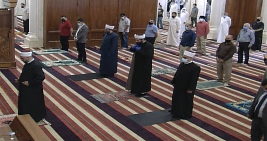 الأردنيون يؤدون صلاة الغائب على أمير الكويت الراحل الصباح