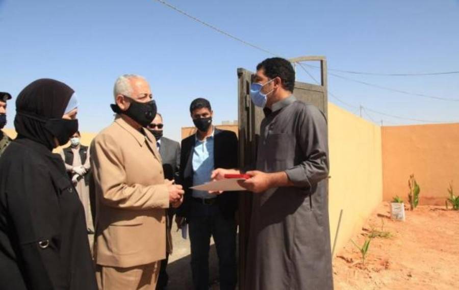 بتوجيهات ملكية .. العيسوي يسلم 55 مسكناً لأسر عفيفة بالرويشد