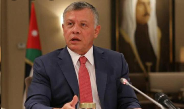 الملك  يوجه رسالة الى الرزاز عقب تقديم استقالته