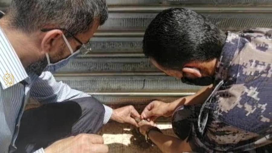 إغلاق مصنع معسل في الزرقاء