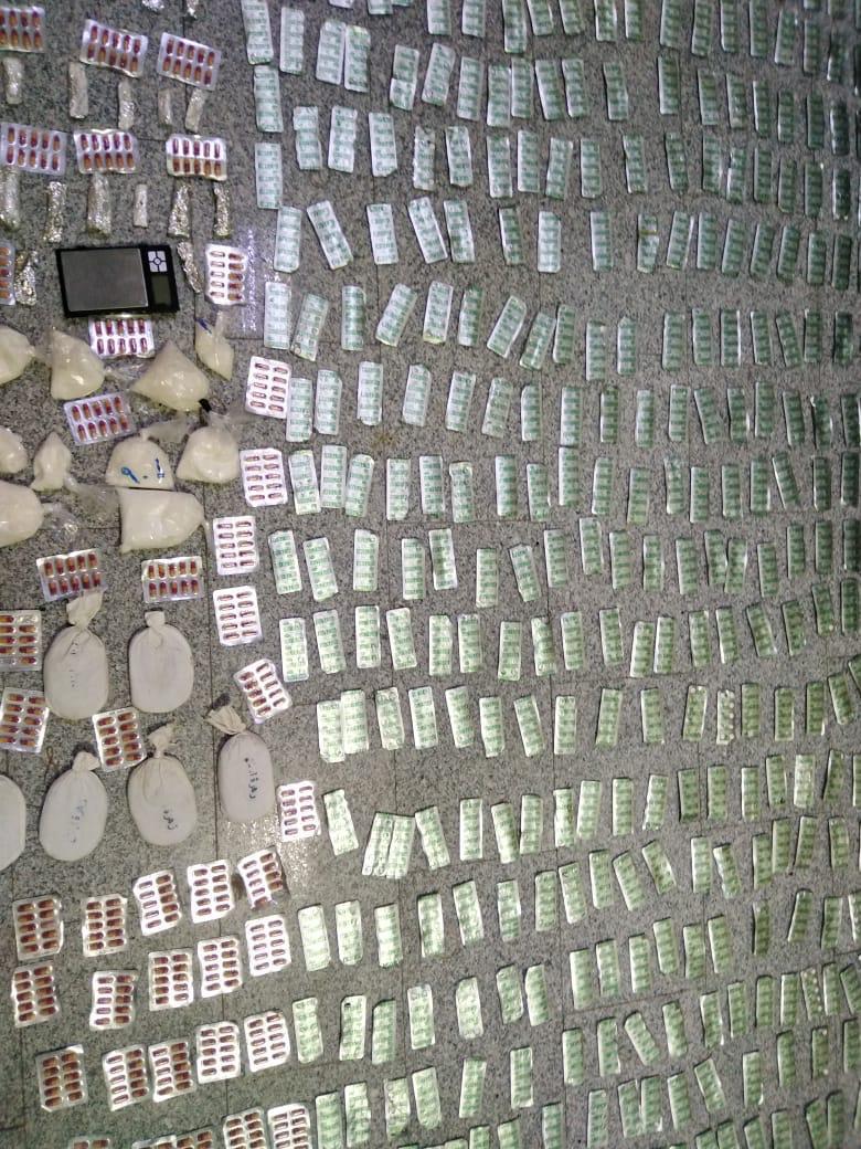 إدارة مكافحة المخدرات تضبط كميات كبيرة من المواد المخدرة بعد مداهمة شخص مطلوب وسط العاصمة.