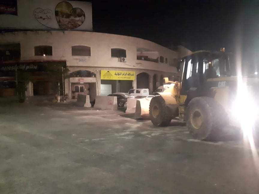 بلدية الزرقاء قامت  بأزالة الحواجز الاسمنتية والسواتر الترابية في المناطق المعزولة بالزرقاء الجديدة والبتراوي.