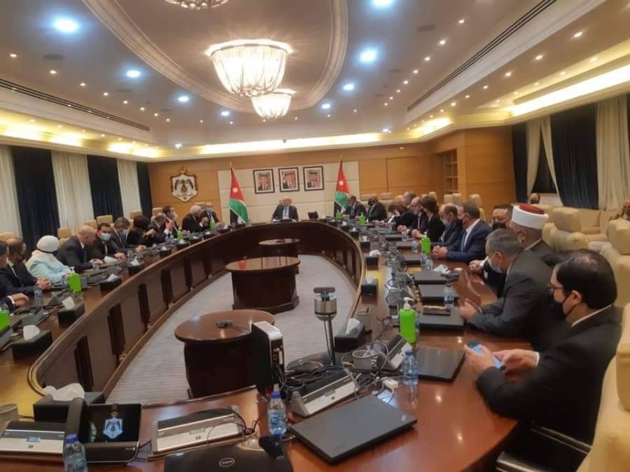 الرزاز يلتقي فريقه قبل الرحيل.. وحكومة الخصاونة تؤدي اليمين الدستورية عصرا