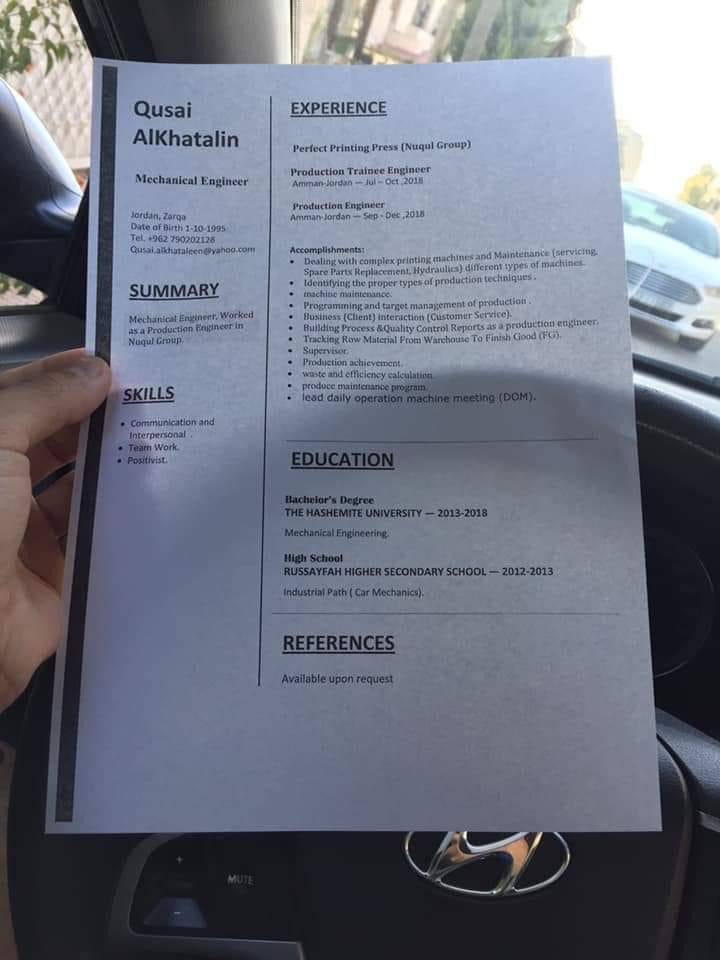  باحثاً عن وظيفة  شاب يقوم بتوزيع ال CV الخاصه فيه  على الإشارات الضوئية  بالصور