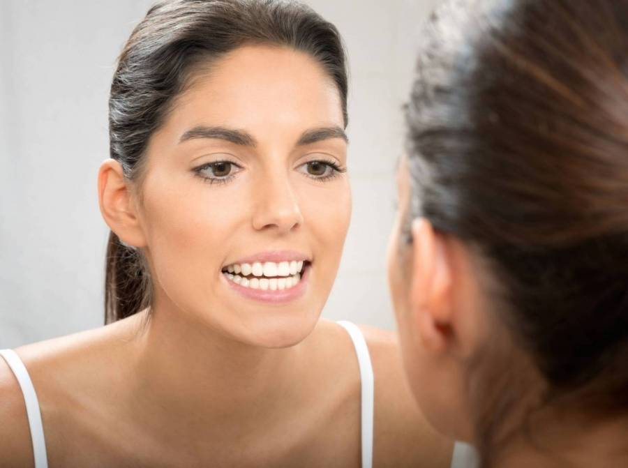 حيلة مكياج تجعل أسنانك تبدو أكثر بياضاً