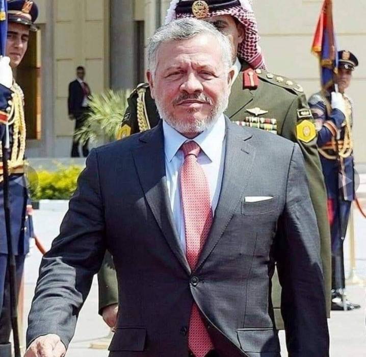 الملك قائد لشعبه وحامي العرين