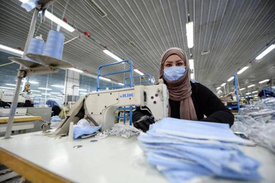 ضبط كمامات مخالفة بمشغل خياطة في عمان