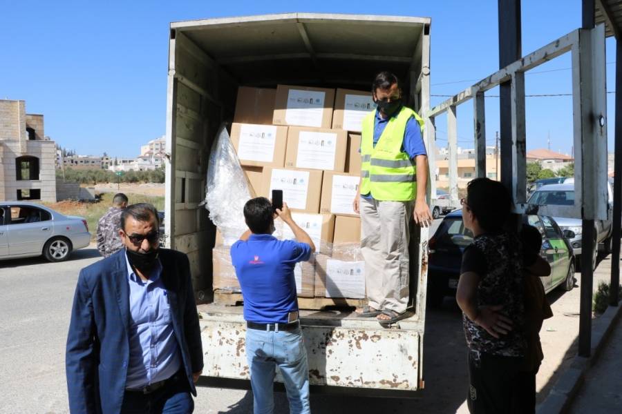 الهيئة الخيرية الأردنية الهاشمية توزع السلة الغذائية للأردنيين في مدينة الرمثا ... صور