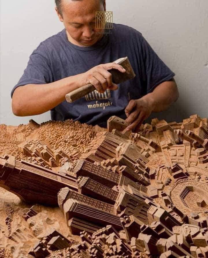 محترفين ماليزيين يبدعون في نحت مسجد الحرام المكي  على الخشب ...صور