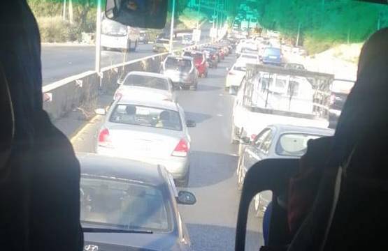 بالصور .. ازمة خانقة على طريق اربد  عمان مع عودة المواطنين من محافظات الشمال الى عمّان