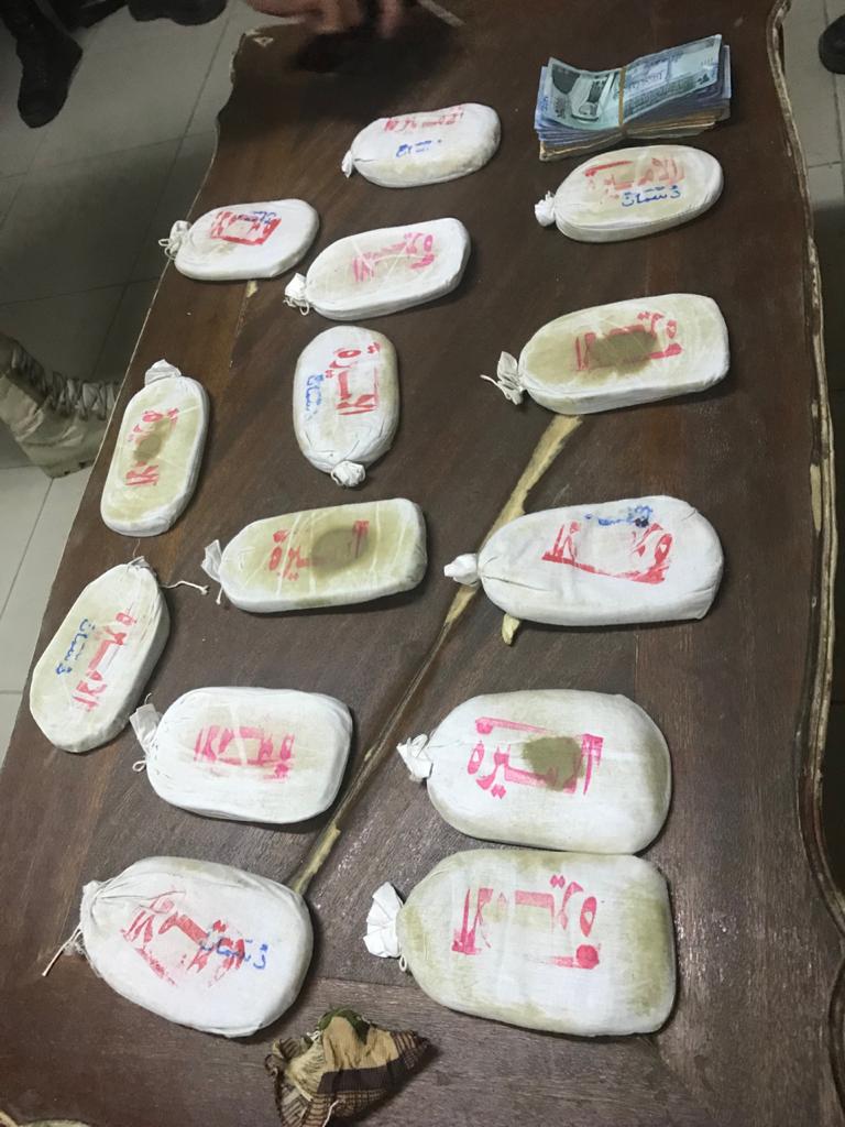 الجمارك تضبط 14 كف حشيش بالازرق... فيديو