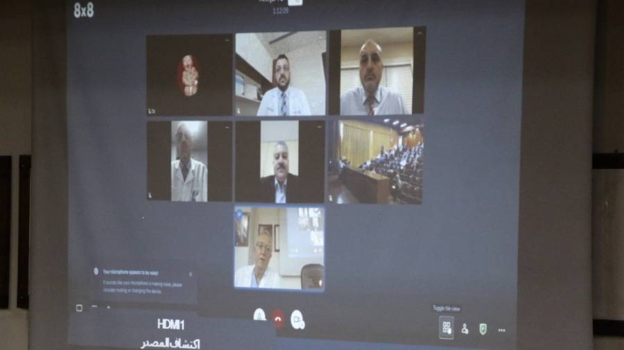 مستشفى الجامعة يتواصل مع نُخبةً من خريجي كلية الطب والمستشفى المقيمين خارج المملكة عبر تطبيق زووم