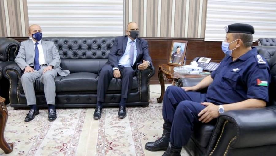 الخصاونة يؤكد دعم الحكومة للإجراءات والحملة الامنية التي تقوم بها مديرية الأمن العام